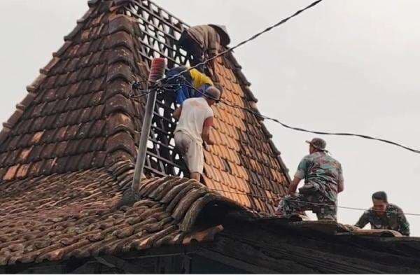 Detik-Detik Mencekam Angin Puting Beliung Sapu 33 Rumah di Pati, Warga Panik Detik-Detik Mencekam Angin Puting Beliung Sapu 33 Rumah di Pati, Warga Panik