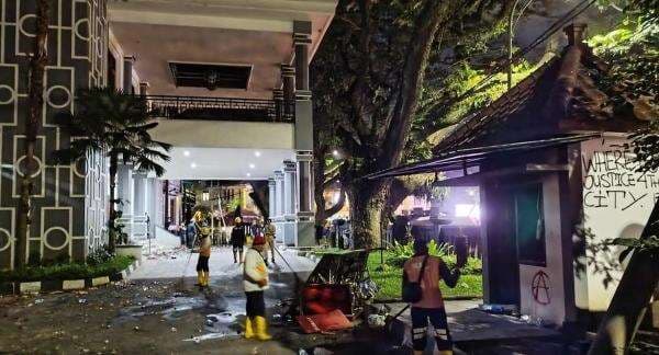 Demo Tolak UU TNI Rusuh, Anggota DPRD Malang: Untung Bukan Gedung Utama yang Dibakar Demo Tolak UU TNI Rusuh, Anggota DPRD Malang: Untung Bukan Gedung Utama yang Dibakar