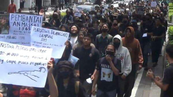 DPR Sahkan Revisi UU TNI, Ratusan Mahasiswa Demo Longmarch Menuju Gedung DPRD DIY DPR Sahkan Revisi UU TNI, Ratusan Mahasiswa Demo Longmarch Menuju Gedung DPRD DIY