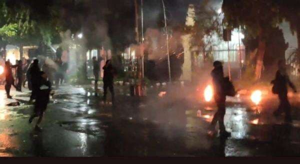 Ricuh Demo Tolak UU TNI di Kediri, 21 Mahasiswa Ditangkap Ricuh Demo Tolak UU TNI di Kediri, 21 Mahasiswa Ditangkap