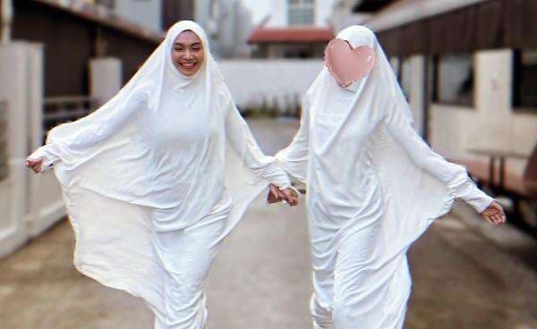 Umrah Bareng, Denada Bahagia Penuhi Nazar Ajak Anak Lihat Kakbah Umrah Bareng, Denada Bahagia Penuhi Nazar Ajak Anak Lihat Kakbah