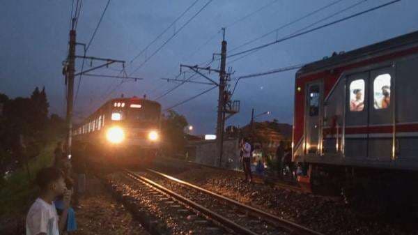 Detik-Detik Mencekam KRL Tabrak Mobil di Cilebut Detik-Detik Mencekam KRL Tabrak Mobil di Cilebut