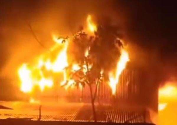 Pabrik Triplek di Kota Bojonegoro Terbakar Hebat, Ini Penyebab dan Kerugianya Pabrik Triplek di Kota Bojonegoro Terbakar Hebat, Ini Penyebab dan Kerugianya