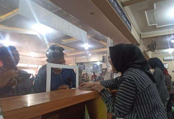 Keren! Petugas Samsat Jombang Layani Pemohon Pakai Baju Tradisional di Hari Kartini 2025 Keren! Petugas Samsat Jombang Layani Pemohon Pakai Baju Tradisional di Hari Kartini 2025