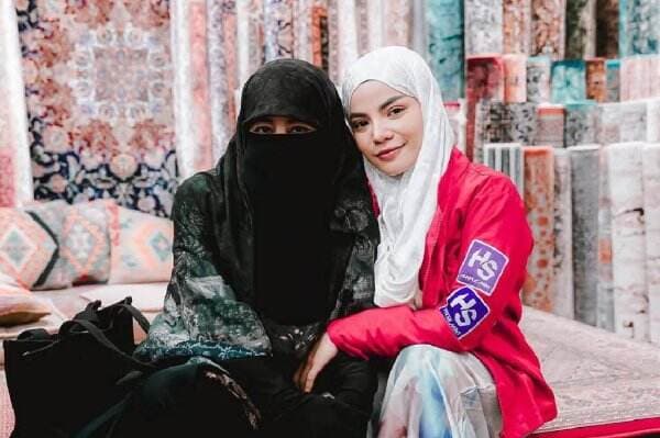 Tiba-Tiba Dinar Candy Jadi Ketua Pengajian hingga Pakai Hijab, Mantap Hijrah? Tiba-Tiba Dinar Candy Jadi Ketua Pengajian hingga Pakai Hijab, Mantap Hijrah?