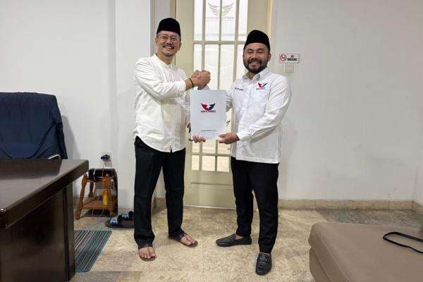 DPP Serahkan SK ke Plt DPD Perindo Bogor Irfan Niti Sasmita DPP Serahkan SK ke Plt DPD Perindo Bogor Irfan Niti Sasmita