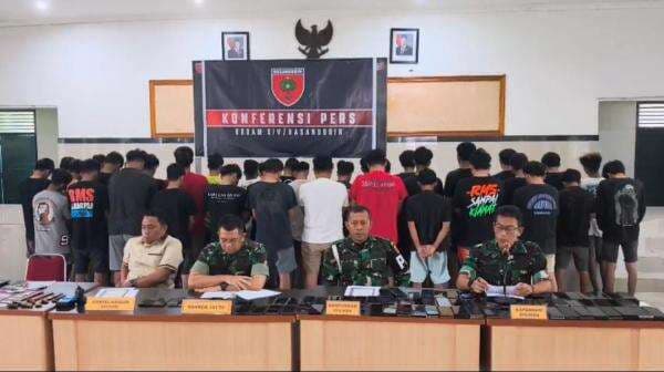 Catut Pejabat TNI, 40 Orang Sindikat Penipuan Online "Sobis" Ditangkap di Sidrap Catut Pejabat TNI, 40 Orang Sindikat Penipuan Online "Sobis" Ditangkap di Sidrap
