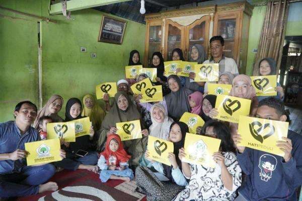 Kabar Terbaru Suhartina Bohari, Kini Muncul Berbagi Zakat ke Warga Kurang Mampu bersama Golkar Maros Kabar Terbaru Suhartina Bohari, Kini Muncul Berbagi Zakat ke Warga Kurang Mampu bersama Golkar Maros