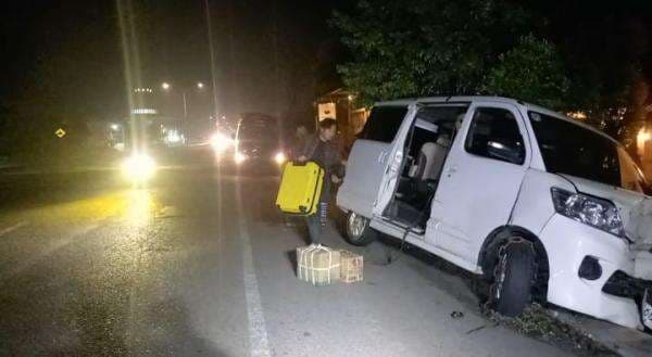 Sopir Mengantuk, Mobil Travel Ringsek Tabrak Pagar Rumah di Jombang Hingga Hancur Sopir Mengantuk, Mobil Travel Ringsek Tabrak Pagar Rumah di Jombang Hingga Hancur