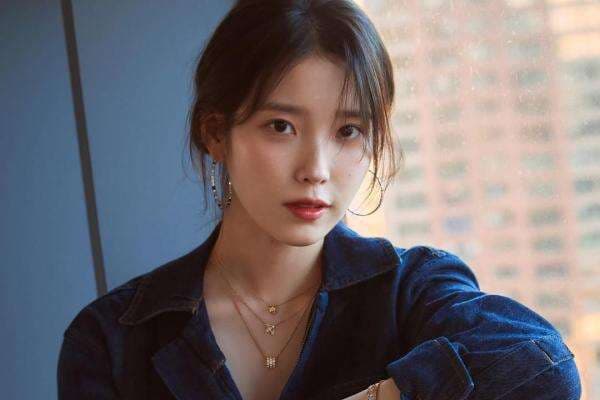 IU Rayakan Natal dengan Bagi-Bagi Kado di Lokasi Syuting IU Rayakan Natal dengan Bagi-Bagi Kado di Lokasi Syuting