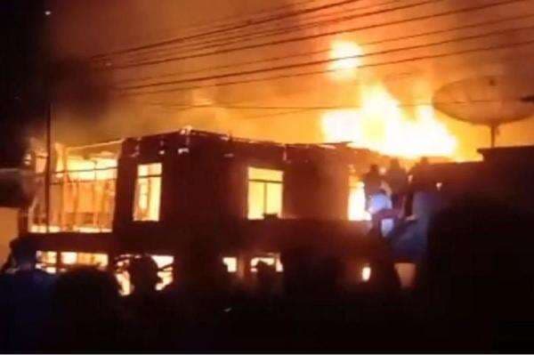 Kebakaran Rumah Orang Tua Mantan Pj Bupati Kerinci, Diduga akibat Korsleting Listrik Kebakaran Rumah Orang Tua Mantan Pj Bupati Kerinci, Diduga akibat Korsleting Listrik