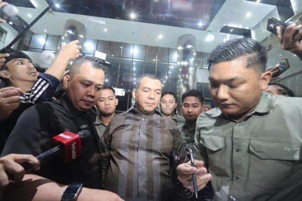 Silmy Karim Serahkan Diri ke KPK, Rumah Digeledah hingga Mobil Mewah Disita Silmy Karim Serahkan Diri ke KPK, Rumah Digeledah hingga Mobil Mewah Disita