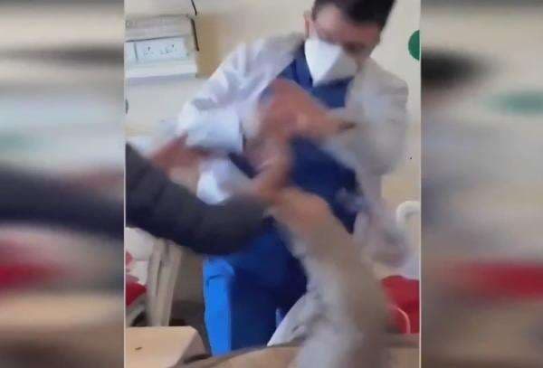 Viral, Dokter Ngamuk Pukuli Pasien di Ruang Perawatan Viral, Dokter Ngamuk Pukuli Pasien di Ruang Perawatan