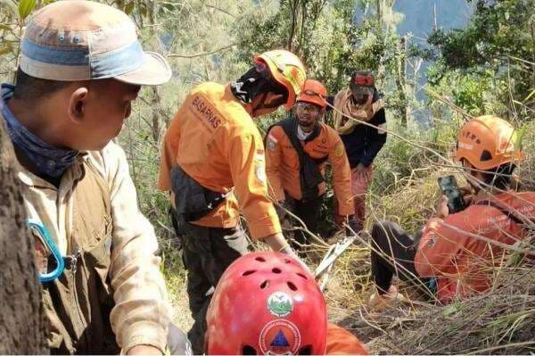 Dramatis! Pendaki Jatuh ke Jurang di Gunung Semeru Dievakuasi dari Kedalaman 375 Meter Dramatis! Pendaki Jatuh ke Jurang di Gunung Semeru Dievakuasi dari Kedalaman 375 Meter