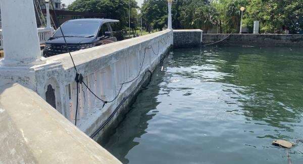 Tanggul Bocor di Puncak Banjir Rob, Kondisi Pantai Mutiara Nyaris Setinggi Permukaan Laut Tanggul Bocor di Puncak Banjir Rob, Kondisi Pantai Mutiara Nyaris Setinggi Permukaan Laut