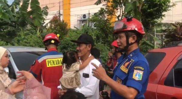 Dramatis! Evakuasi Balita Terkunci Dalam Mobil di Cipayung Dramatis! Evakuasi Balita Terkunci Dalam Mobil di Cipayung