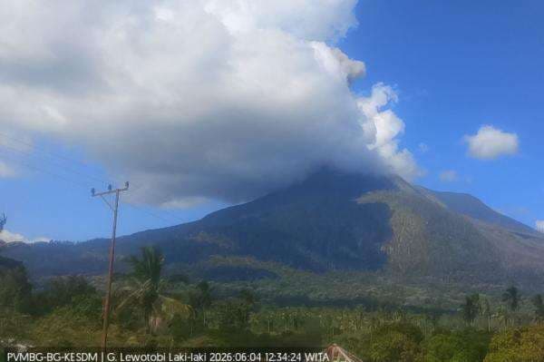 Gunung Lewotobi Laki-laki Erupsi Siang Ini, Abu Vulkanis Tertutup Awan Gunung Lewotobi Laki-laki Erupsi Siang Ini, Abu Vulkanis Tertutup Awan