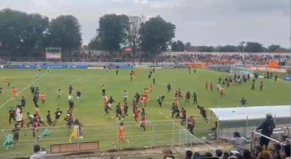 Kalah di Kandang Lawan Tornado FC, Suporter Persekabpas Ricuh Masuk Lapangan Kalah di Kandang Lawan Tornado FC, Suporter Persekabpas Ricuh Masuk Lapangan