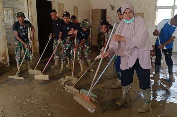 Momen Prajurit TNI, Guru dan Siswa Gotong Royong Bersihkan Sekolah di Aceh Tamiang Momen Prajurit TNI, Guru dan Siswa Gotong Royong Bersihkan Sekolah di Aceh Tamiang