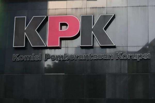 10 Orang Termasuk Bupati Edison Kena OTT KPK, Uang Ratusan Juta Disita 10 Orang Termasuk Bupati Edison Kena OTT KPK, Uang Ratusan Juta Disita