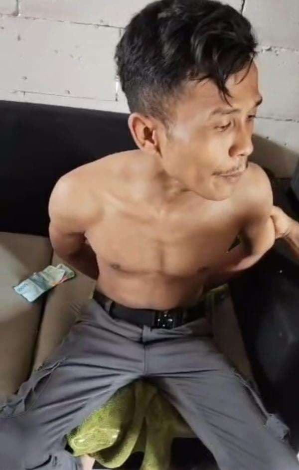 Viral! Pasangan Bukan Suami Isteri Diduga Selingkuh, Digerebek di Huntap Korban Bencana Nanggung Viral! Pasangan Bukan Suami Isteri Diduga Selingkuh, Digerebek di Huntap Korban Bencana Nanggung