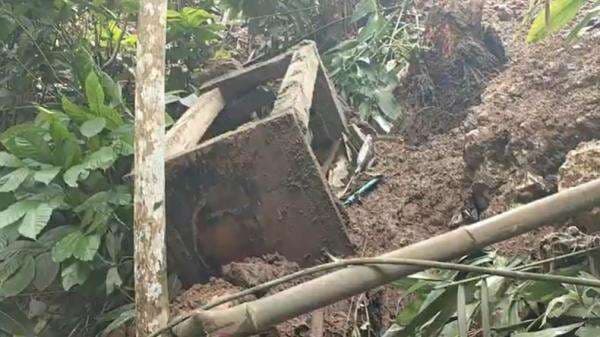 Hujan Deras Picu Tebing Longsor di Kulonprogo Timpa Rumah Warga Hujan Deras Picu Tebing Longsor di Kulonprogo Timpa Rumah Warga