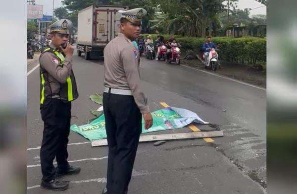 Motor vs Truck Adu Banteng di Jalan Raya Bojonegoro, 1 Korban Meninggal Dunia Motor vs Truck Adu Banteng di Jalan Raya Bojonegoro, 1 Korban Meninggal Dunia