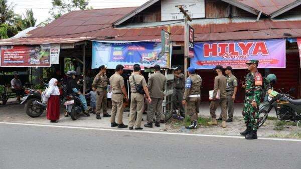 Satpol PP Palangkaraya Tertibkan PKL yang Berjualan di Atas Drainase Satpol PP Palangkaraya Tertibkan PKL yang Berjualan di Atas Drainase