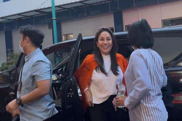 Fakta-fakta Nikita Mirzani Ditahan Kasus Pemerasan, Polisi Pegang Barang Bukti Fakta-fakta Nikita Mirzani Ditahan Kasus Pemerasan, Polisi Pegang Barang Bukti