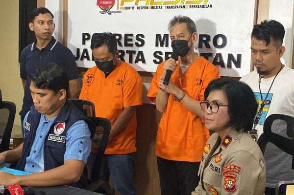 Fariz RM Semringah Dijenguk Rekan Musisi Usai Tersandung Kasus Narkoba Fariz RM Semringah Dijenguk Rekan Musisi Usai Tersandung Kasus Narkoba