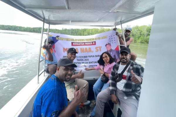 Naik Perahu Jemput Aspirasi, Musa Naa Temukan Jalan Rusak dan Minimnya Layanan Dasar Naik Perahu Jemput Aspirasi, Musa Naa Temukan Jalan Rusak dan Minimnya Layanan Dasar