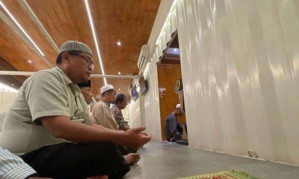 Masjid Kontainer Achmad bin Adenan, Tarawih Khusyuk di Tengah Hawa Dingin Masjid Kontainer Achmad bin Adenan, Tarawih Khusyuk di Tengah Hawa Dingin