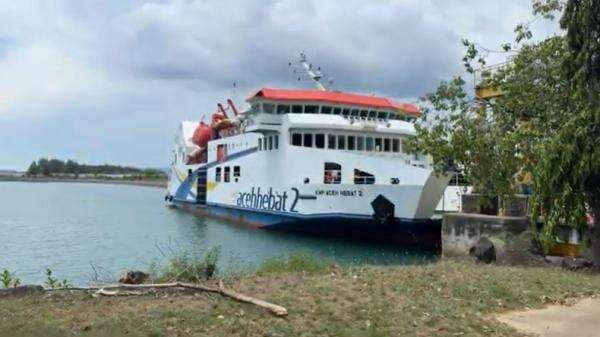 Ledakan di Ruang Mesin Kapal Aceh Hebat, 14 Orang Dilarikan ke RSUD Zainoel Abidin Ledakan di Ruang Mesin Kapal Aceh Hebat, 14 Orang Dilarikan ke RSUD Zainoel Abidin