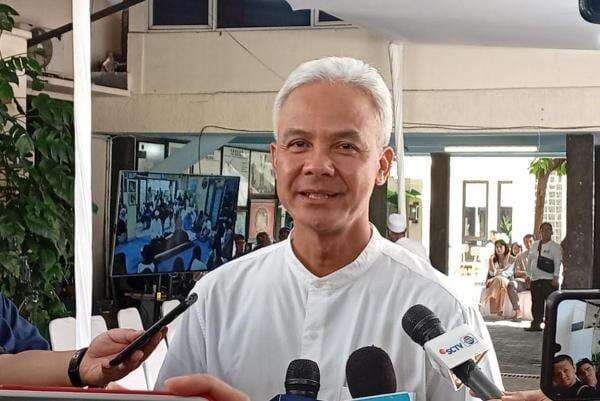 Melayat, Ganjar Kenang Bunda Iffet: Sosok Ibu yang Mencintai Anaknya Melayat, Ganjar Kenang Bunda Iffet: Sosok Ibu yang Mencintai Anaknya