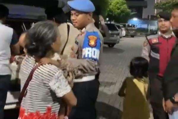 Gerak Cepat Polres Pelabuhan Tanjung Priok Bantu Keluarga Telantar Pulang ke Depok Gerak Cepat Polres Pelabuhan Tanjung Priok Bantu Keluarga Telantar Pulang ke Depok