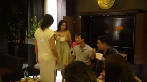 Viral Video Lawas Gisel Tampil Seksi di Depan Suami Jessica Iskandar, Netizen Emosi! Viral Video Lawas Gisel Tampil Seksi di Depan Suami Jessica Iskandar, Netizen Emosi!