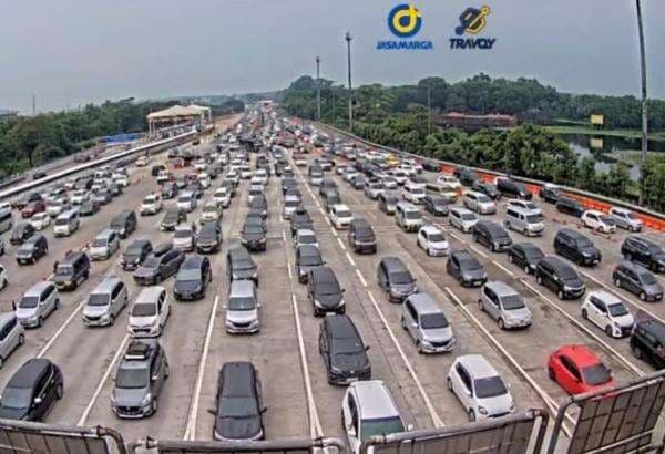 GT Cikatama Padat Merayap, 58.213 Kendaraan Melintas Arah Jakarta GT Cikatama Padat Merayap, 58.213 Kendaraan Melintas Arah Jakarta