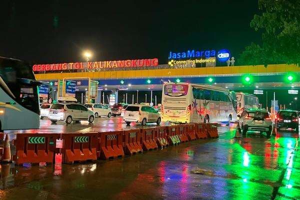GT Kalikangkung Padat saat Malam, 40.412 Kendaraan Pemudik Exit Tol dalam 12 Jam GT Kalikangkung Padat saat Malam, 40.412 Kendaraan Pemudik Exit Tol dalam 12 Jam