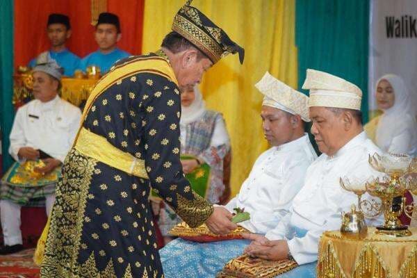 Perseteruan Silang Pendapat Defisit Anggaran, Gubernur dan Wakil Riau Harus Duduk Bersama Perseteruan Silang Pendapat Defisit Anggaran, Gubernur dan Wakil Riau Harus Duduk Bersama