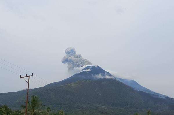 Gunung Lewotobi Laki-laki Erupsi Sore Ini, Tinggi Kolom Abu Vulkanik 700 Meter Gunung Lewotobi Laki-laki Erupsi Sore Ini, Tinggi Kolom Abu Vulkanik 700 Meter