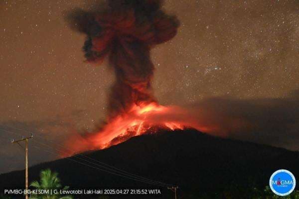 Gunung Lewotobi Laki-laki Meletus Disertai Dentuman Keras, Tinggi Kolom Abu Vulkanik 4.000 Meter Gunung Lewotobi Laki-laki Meletus Disertai Dentuman Keras, Tinggi Kolom Abu Vulkanik 4.000 Meter