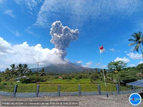 Gunung Lewotobi Laki-Laki Erupsi Dahsyat, Luncurkan Kolom Abu 4.000 Meter Gunung Lewotobi Laki-Laki Erupsi Dahsyat, Luncurkan Kolom Abu 4.000 Meter