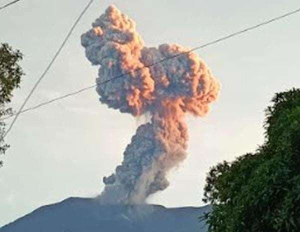 Gunung Marapi Meletus, Lontarkan Abu Vulkanik Setinggi 1.000 Meter Gunung Marapi Meletus, Lontarkan Abu Vulkanik Setinggi 1.000 Meter