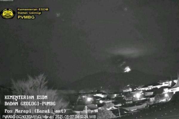 Gunung Marapi Erupsi Hari Ini, Lontarkan Abu Vulkanis 1,5 Km Disertai Dentuman Gunung Marapi Erupsi Hari Ini, Lontarkan Abu Vulkanis 1,5 Km Disertai Dentuman