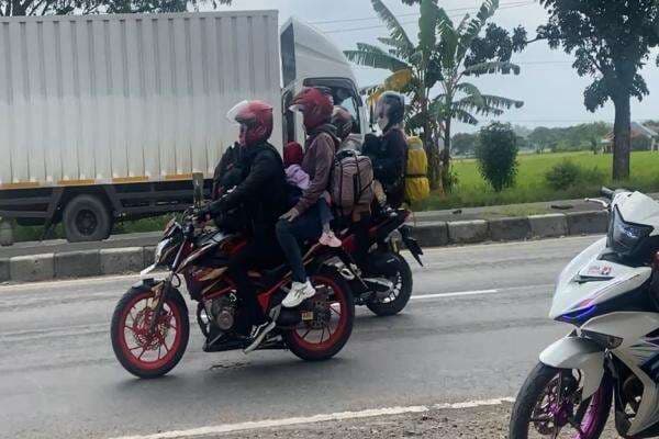 Duh, Masih Banyak Pemudik Roda Dua Bawa Muatan Berlebih di Jalur Pantura Duh, Masih Banyak Pemudik Roda Dua Bawa Muatan Berlebih di Jalur Pantura