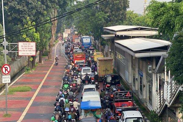 Hari Pertama Masuk Sekolah, Lalin Jalan I Gusti Ngurah Rai Macet 1 Km Hari Pertama Masuk Sekolah, Lalin Jalan I Gusti Ngurah Rai Macet 1 Km