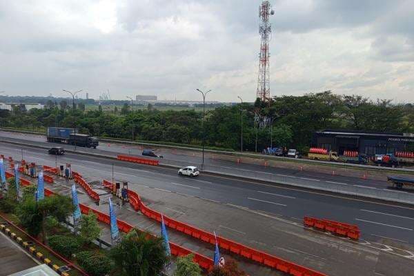 Hari Pertama WFA ASN, Arus Mudik di Gerbang Tol Cikatama Masih Lengang Hari Pertama WFA ASN, Arus Mudik di Gerbang Tol Cikatama Masih Lengang