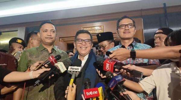Hasto Masih Sempat Tertawa Setelah Sidang: Masih Belajar sebagai Terdakwa Hasto Masih Sempat Tertawa Setelah Sidang: Masih Belajar sebagai Terdakwa
