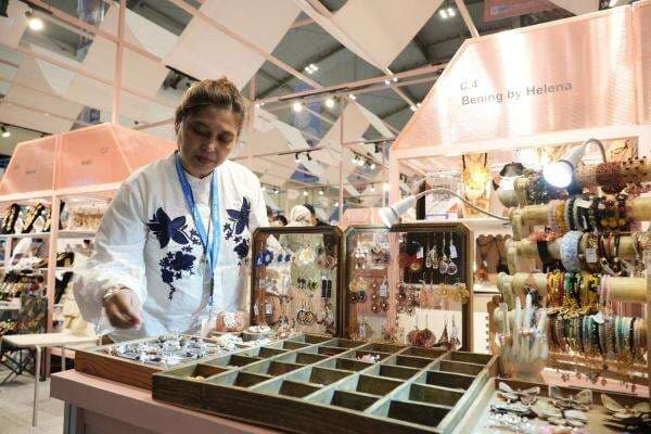 BRI Dukung UMKM Lokal Perhiasan Batu Alam Jangkau Pasar Internasional dengan Cara ini BRI Dukung UMKM Lokal Perhiasan Batu Alam Jangkau Pasar Internasional dengan Cara ini