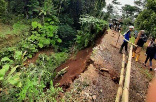 Belasan Warga Terluka Akibat Tanah Longsor di Kamung Toweren Aceh Belasan Warga Terluka Akibat Tanah Longsor di Kamung Toweren Aceh